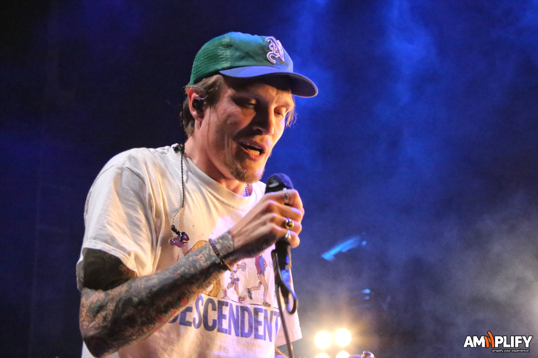 NECK DEEP