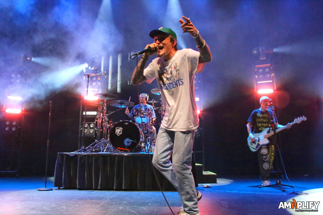 NECK DEEP